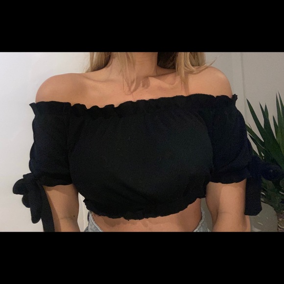Black crop top with bow tie on the sides - Picture 2 of 5